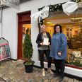 Hårgalleriet tog med sine sløjfer af genbrugsplast sejren med 86 stemmer og vippede dermed Ebeltoft Guld & Sølv af pinden efter fem år. Pressefoto