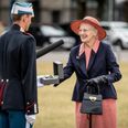 Dronning Margrethe overrækker "Dronningens Ur", som hendes far indstiftede og overrakte første gang i 1970. Foto: Mads Claus Rasmussen/Ritzau Scanpix