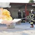 Brabrand Boligforening er bekymret for, at der kan opstå gener fra røg, hvis brandskolen placeret nær boliger ved Bautavej i Aarhus. Arkivfoto