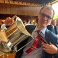 Michael Christensen i et kækt øjeblik på rådhuset, hvor han har fået fingre i DM-pokalen.