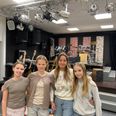 Det er Daniella Rosenkilde Jeppesen (yderst til venstre), der synger vokal på 'Hyggelighed'. Pigerne (fra nummer til til venstre) Louise Præstmark, Liv Marion Crump Hermann og Sophia Majbritt Asferg har alle været med til at skrive sangen. Foto: Cecilie Bisgaard