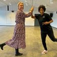 Tine Sørensen (th.) og Dominique Beck Guðbjörnsson giver high five på det nye samarbejde, der bringer Spjæt Dansestudio til Auning og masser af dansetilbud til de lokale borgere. Foto: Simon Carlson