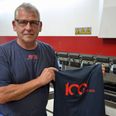 GSM Maskinfabrik runder 100 år - og virksomhedens direktør Tom Bille har været med halvdelen af tiden. I anledningen af 100-året er der fremstillet t-shirts og jakker med jubilæumslogo. Foto: Søren Andersen