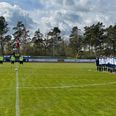 Finn Trikker blev mindet med flaget på halv og et minuts stilhed før lørdagens jyllandsseriekamp mellem Grenaa IF og tst. Han ville have glædet sig over en hjemmesejr på 3-0. Foto: Søren Andersen