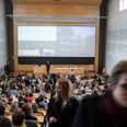 På Aarhus Universitet bliver der f.eks. kort før jul afviklet eksaminer for 2.000 studerende. Og tirsdag samles der ifølge TV2 Østjylland 500 studerende til en eksamen i fire af universitetets auditorier – på trods af, at Uddannelses- og Forskningsstyrelsen i sidste uge advokerede for online-eksaminer. Arkivfoto: Cecilie Smetana