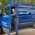 Lars Kjær synes, der tales for meget og handles for lidt, når det kommer til ladestationer i Ebeltoft til elbiler. Derfor har han i samarbejde med firmaet Sejersen sat en lader op på Stockflethsvej som en forsøgsordning. Pressefoto