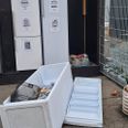 Køleskabet blev flået ned og lågen revet af. Nu venter der en ubehagelig elektrikerregning for Skraldecaféen. Privatfoto.