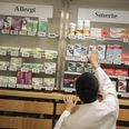 Skal man hente medicin for en anden, vil der også være ekstra kontrol, så man sikrer, at medicin og personlige oplysninger udleveres til den rette person, oplyser Danmarks Apotekerforening. (Arkivfoto). - Foto: Thomas Traasdahl/Ritzau Scanpix