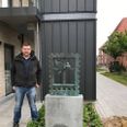Ejeren af 'Med venlig Hilsen, Peter Nielsen, var med ved opstillingen af værket foran Bibliotekshaven. Privatfoto