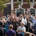 7. september, i forbindelse med Kræmmermarkedet i Skanderborg, bliver der traditionen tro kastet gavekort ud. Arkivfoto: Per Bille