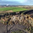 Her ses den jordtip, hvor masser af jord blev læsset ned. Den befinder sig i Favrskov Kommune og trak dermed også dem ind i sagen. I horisonten ses Leca-værket, der stadig graver plastisk ler ud. Dronefoto: Kenneth Stoll-Demant