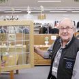 “I de fem år, jeg har været med her, er møblerne blevet tungere og tungere. Vi savner lidt yngre personer til at slæbe.”