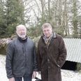 Til venstre Poul Dall Andersen med forretningspartneren Jan Bender fra Iskilde. Bag dem det lille hobbit-agtige hus, som dækker over aftapningsstedet for kilden under fritidshuset i skoven inde i Mossøfredningen mellem Ry og Skanderborg.
