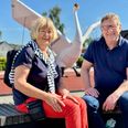 »Ja, vi har jo nogle forfærdeligt fornemme titler i Lions,« griner Birthe Poulsen sammen Iver Nielsen. De er præsidenter for henholdsvis Lions Club Svanerne og Lions Club Gl. Estrup, men de vil dog gerne have manet forestillingerne om, at Lions er en loge i jorden. Det får de lejlighed til ved årets Auningløb, når de sammen med okring 1000 motionister kan fejre, at Lions Club i Danmark runder 75 år. Foto: Simon Carlson