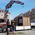 Kredsløb dumper Bytteboxen ned på Ingerslev Torv, så aarhusianere kan stille, hvad de ikke selv skal bruge og tage hvad der er sat af andre. Pressefoto