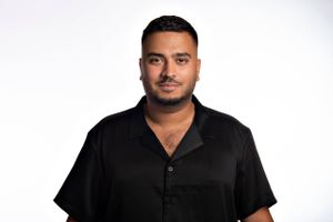 Den unge aarhusianske serieiværksætter Younes Deaibes sætter med projektet Gnist&Gejst fokus på unge østjyder, der brænder for en anderledes karrierevej.