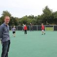 Skoleleder Michel kan snildt dekretere: “9,15 meter væk”, hvis fodbolddommeren på et tidspunkt skulle få lyst til at dømme en fodboldkamp på den nye multibane. Pladsen er der. Foto: Lars Norman Thomsen