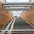 En stejl stigning op mod Skødstrup Skole har ifølge Aarhus Kommune umuliggjort at børn og voksne kan cykle gennem tunnel. Foto: Privat