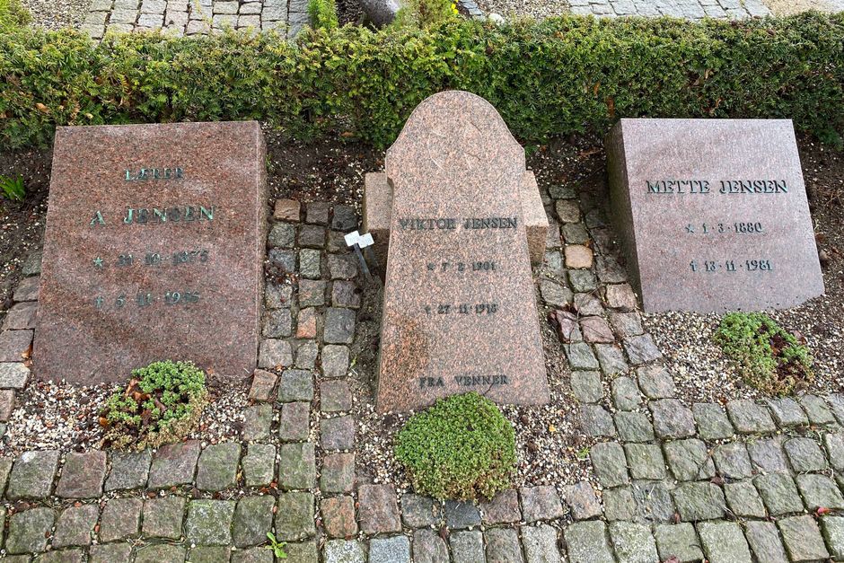Kommunens forpligtelse til at vedligeholde tre gravsteder på Hammel Kirkegård bortfalder