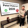 Peter Pedersen (tv.) og Martin Winther, tidligere mangeårig træner i Hornslet IF og nu med i bestyrelsen, giver hinanden håndtryk på, at samarbejdet er på plads fra årsskiftet. Pressefoto
