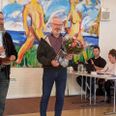 Ry-Emborg Skytteforenings formand Preben Bødstrup Rasmussen (th) og bestyrelsesmedlem Kjeld Poulsen med pokal og blomster samt en check på 1500 kr., da klubben blev hæderet af DGI. Privatfoto