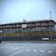 Den store bygning ligger klos op ad det nye boligområde Høriisparken. Grunden blev købt for 4,5 mio. kr. og er i lokalplanen udlagt til boliger. Foto: Danni Paulsen