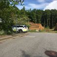 Betjente fra Sydøstjyllands Politi var 28. maj forbi Gram Skov, efter at der blev begået hærværk mod en skovningsmaskine. Privatfoto