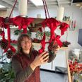 Lisbeth Gottleb, der er datter af indehaverne af blomsterbutikken, har vist Den Gamle By, hvordan viklesløjferne i det store adventvognhjul skal bindes. Foto: Tahmasbi