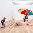 Det kendte kunstværk 'Boy' er lånt ud. Til gengæld udstiller Aros værket 'Couple Under an Umbrella' af samme kunstner. Foto: Pictoright Amsterdam 2026, Antoine van Kaam