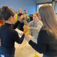 Her afprøver elever fra SOSU Østjylland de udviklede undervisningsforløb på en workshop i Belgien sammen med elever fra skoler i andre lande. Pressefoto