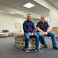Hotelchef Kenneth Thomsen (tv.) og direktør i Jespersen Hotels Claus Jespersen ser frem til, at de med åbningen af Hotel Vibæk Strand er med til at gøre Ebeltoft til en hotelby igen. Her i den renoverede foyer, som snart er helt klar til at modtage de første gæster i starten af september. Foto: Simon carlson