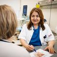 Professor Pinar Bor fra Kvindesygdomme og Fødsler på Aarhus Universitetshospital har en samtale i klinikken. Foto: Tonny Foghmar