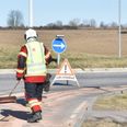Den 75-årige mand havde fart nok på bilen til at nå hele vejen tværs gennem rundkørslen, nedlægge et vejskilt og ramme en modkørende bil. Arkivfoto: Presse-fotos.dk.
