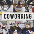 Coworking - væn dig til ordet, for det er nemlig det, der kendetegner fremtidens arbejdsplads. Modelfoto: AdobeStock