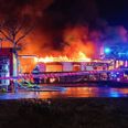 Nordsjællands Politi blev sent torsdag aften kaldt ud til en voldsom brand i et autoværksted i Farum. Foto: Presse-fotos.dk