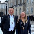 Skanderborgs borgmester Frands Fischer fulgtes til nytårskuren med Helle Gade, der er borgmester i Silkeborg. Privatfoto