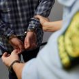 Politiet har anholdt mand, der er mistænkt for at begå tre røverier.
