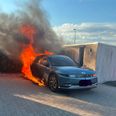 ’Beredskab og Sikkerhed - Falck Hammel’ skriver på sin Facebook-side, at bilen ved ankomst var overtændt, og det brændte voldsomt fra bilens batteri. Foto: ’Beredskab og Sikkerhed - Falck Hammel’
