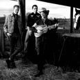 Twang er kendt for deres trestemmige vokal og deres instrumentskift, når guitaristen og banjospilleren skiftes til at spille kontrabas, men i lige så høj grad for deres sceniske nærvær, ærlighed og tætte samspil med publikum og hinanden. Pressefoto