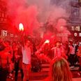 Der blev tændt flere romerlys, da Danmarks plads i EM-semifinalerne lørdag aften blev fejret på Rådshuspladsen i København. Foto: Presse-fotos.dk