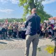 Da Magnus Heunicke i sin tale kom ind på, at det var nødvendigt at hegne ind, begyndte buhh-råbene for alvor. Men der lød også klapsalver, fra mere neutrale tilskuere. Flere demonstranter vendte demonstrativt ryggen til. Foto: Kian Johansen