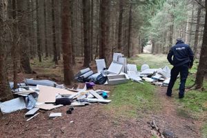 Politiet har fundet frem til ejeren af stor bunke skrald, der blev dumpet i Frijsenborgskovene.