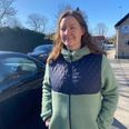 Rikke Gade Johansen ved Mejlbyvej, der ifølge hende er overbelastet af trafik. Et seniorboligprojekt vil kun gøre trafikforholdene værre. Foto: Kim Skovrup Andersen