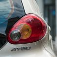 Ældre kvinde sad fast mellem sæderne i en Toyota Aygo.
