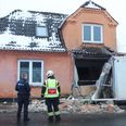 Den vildfarne trailer i forgrunden efterlod sig dette hul i muren til en villa på Rosenholmvej. Indendørs sad et par i sofaen. De blev heldigvis ikke forulempet fysisk, men var af indlysende årsager chokerede over det passerede. Foto: SpotFoto