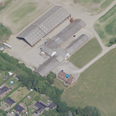 »Det store samlede jordareal gør denne planteavlsgård til noget helt særligt og som kun sjældent udbydes til salg,« skriver EDC Videbæk i salgsannoncen for ejendommen. Foto: Styrelsen for Dataforsyning og Effektivisering, skråfoto