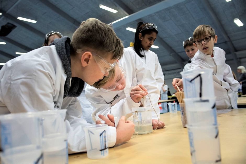 Den 22. april 2024 dyster 500 elever fra Skanderborg Kommune om trofæet i Danmarks største naturfagskonkurrence.