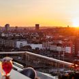 Der bliver en flot udsigt til Aarhus-bugten og naturen omkring cocktailbaren og restauranten fra terrasserne. Pressefoto: Lars Larsen Group.