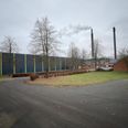 Røgen fra skorstenen til venstre kommer fra varmeværkets halmkedelanlæg. Når der er rigtig koldt, må varmeværket supplere med gas, som giver røg fra den anden skorsten. Foto: jr
