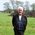 Skanderborg Kommune eksproprierede 31. januar 2018 4000 m2 af Jørn Kristiansens grund. Området ses bag ham fra det lyse område på græsset. Men han må vente måneder med at få sin betaling. Foto: Sonne